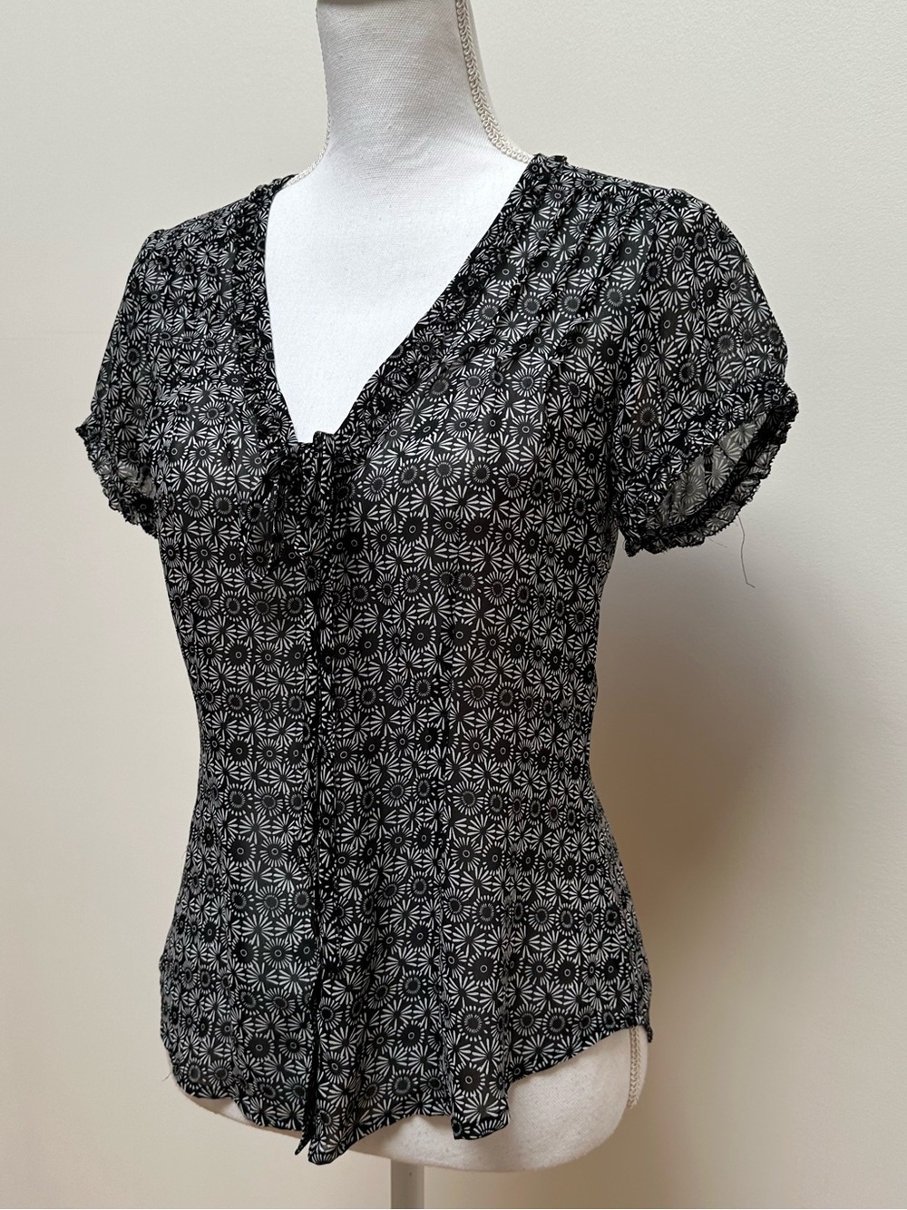 LOFT Ann Taylor Black & White Sunburst Floral Sheer Ruffle Blouse - Size 2
